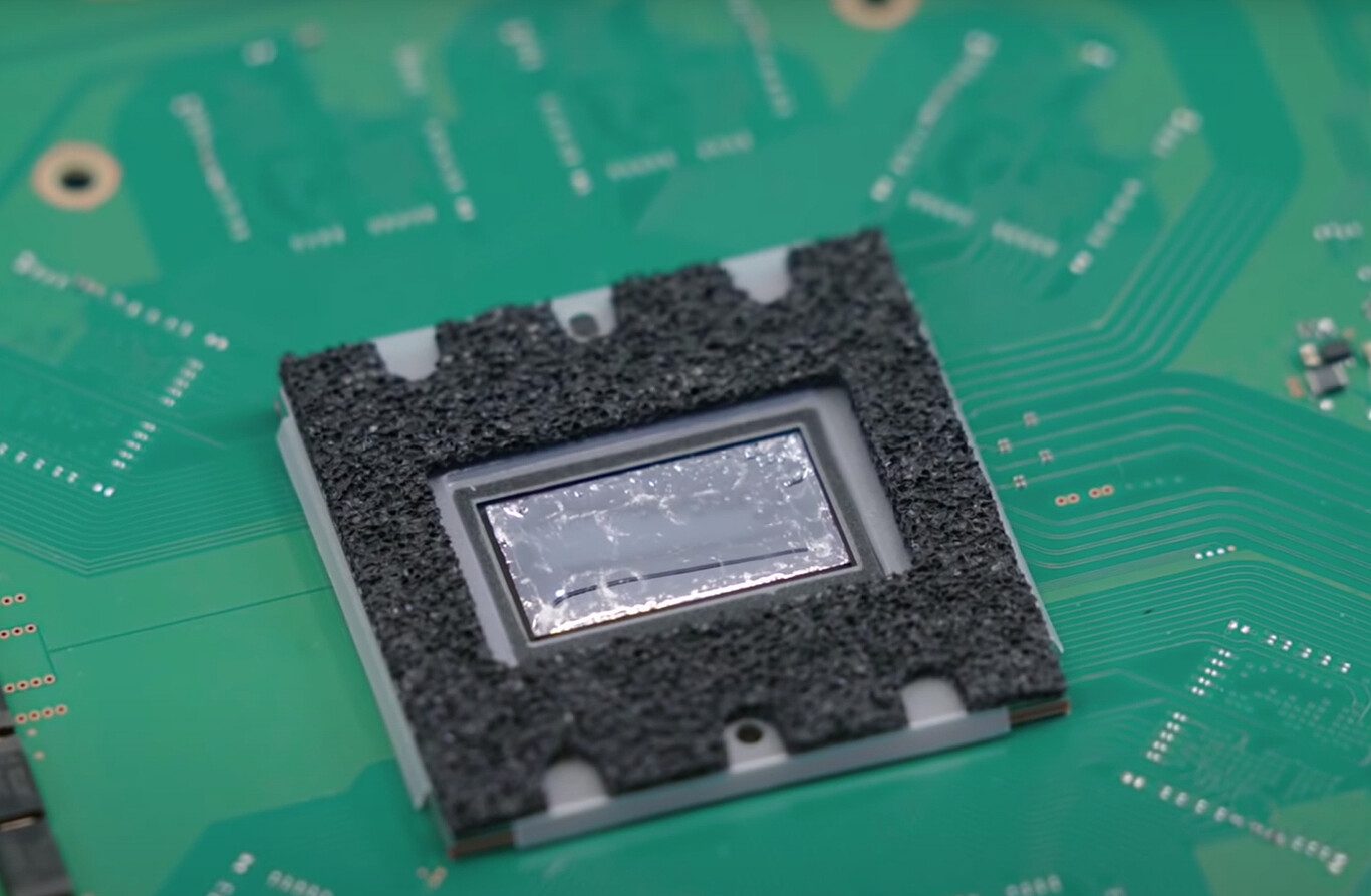 Procesador de PS5 con metal líquido bien distribuido sobre el chip