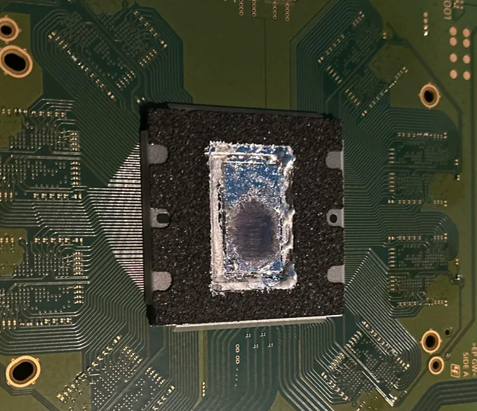 Procesador de PS5 con metal líquido seco y desplazado del centro